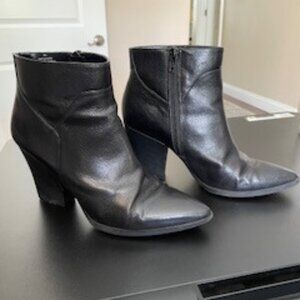 Nine West black, pointed toe, chunky heel, leather ankle boot size 7M
